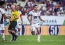 Vitória vence Fortaleza de virada e mantém liderança na Copa do Nordeste.