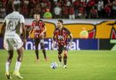 Com gol de Carlinhos, Vitória empata com o Grêmio no Barradão.