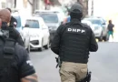 Segurança é preso após agredir homem por furto de cuscuz em Salvador.