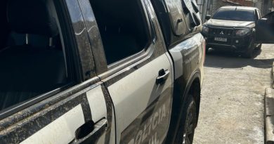 Homem é preso por violência doméstica, tráfico de drogas e posse ilegal de arma em Varzedo. Homem é preso por violência doméstica, tráfico de drogas e posse ilegal de arma em Varzedo.