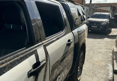 Homem é preso por violência doméstica, tráfico de drogas e posse ilegal de arma em Varzedo. Homem é preso por violência doméstica, tráfico de drogas e posse ilegal de arma em Varzedo.