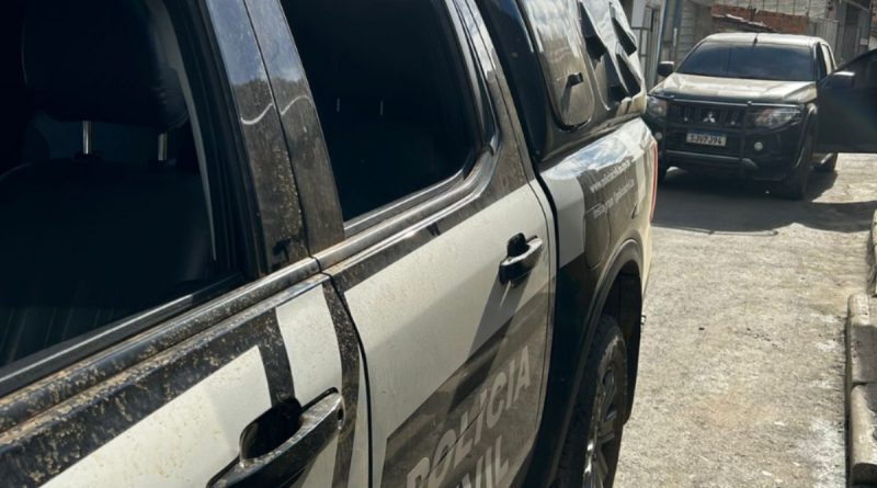 Homem é preso por violência doméstica, tráfico de drogas e posse ilegal de arma em Varzedo. Homem é preso por violência doméstica, tráfico de drogas e posse ilegal de arma em Varzedo.