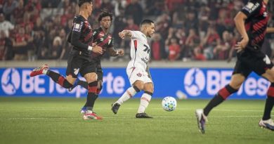 Vitória sofre virada do Athletico na Arena da Baixada, com arbitragem polêmica.