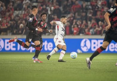 Vitória sofre virada do Athletico na Arena da Baixada, com arbitragem polêmica.