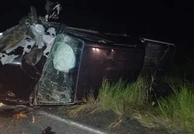 Acidente entre dois carros em Teixeira de Freitas deixa mãe e filhos mortos.