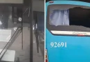 Ônibus é alvejado por homens encapuzados durante ataque a tiros em Lauro de Freitas.