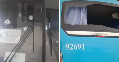 Ônibus é alvejado por homens encapuzados durante ataque a tiros em Lauro de Freitas.