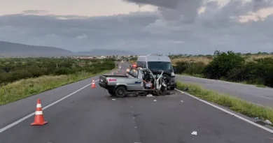 Colisão frontal entre van e Fiorino mata duas pessoas na BR-116, na Bahia.