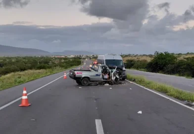Colisão frontal entre van e Fiorino mata duas pessoas na BR-116, na Bahia.