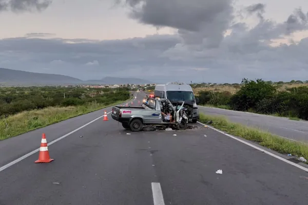 Colisão frontal entre van e Fiorino mata duas pessoas na BR-116, na Bahia.