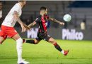 Vitória perde para o Bragantino fora de casa e interrompe sequência positiva no Brasileirão.