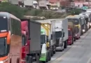 Agricultores fecham BR-116 em protesto no norte da Bahia.