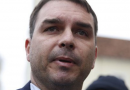 Flávio Bolsonaro afirma que condenados pelo 8 de Janeiro estarão em posse presidencial em 2027.