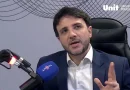 Pré-candidato Renan Santos critica Flávio Bolsonaro e ataca gestão do PT.