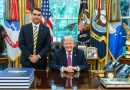 Após anúncio de tarifaço contra Brasil, Trump publica foto com Flávio Bolsonaro e o chama de “jovem inteligente”.