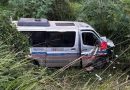 Van de pacientes cai em ribanceira após colisão na BR-242 e deixa 16 feridos, em Itaberaba.