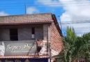 Homem sobe em telhado durante aparente surto e assusta moradores em Jaguaripe.