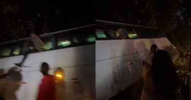 Ônibus com estudantes de Camacã sai da pista após tentar evitar acidente na BR-101, trecho de Arataca.