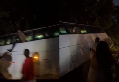 Ônibus com estudantes de Camacã sai da pista após tentar evitar acidente na BR-101, trecho de Arataca.