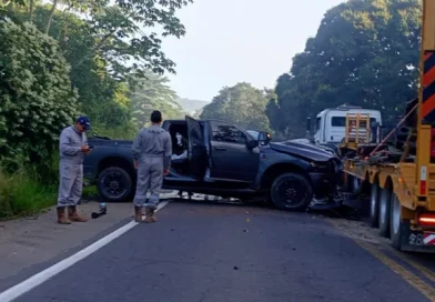 Três morrem em acidente entre caminhonete e carreta na BR-110 na Bahia.