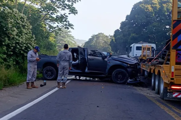 Três morrem em acidente entre caminhonete e carreta na BR-110 na Bahia.