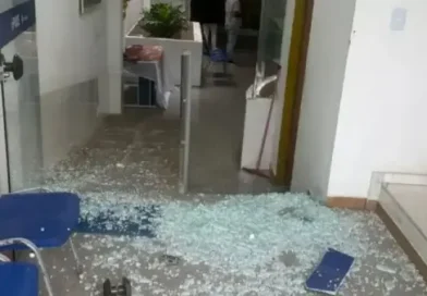 Réu tenta fugir e quebra porta de vidro durante julgamento na Bahia.